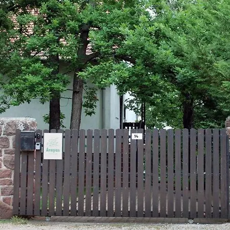 Arnyas Apartman * Balatonalmádi